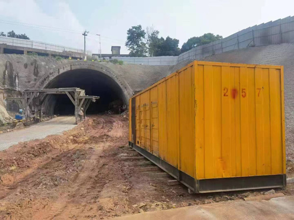 东丰发电机出租自启装置的工作原理是什么？