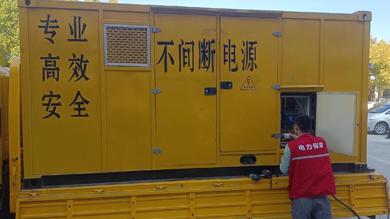 东丰柴油发电机组和UPS电源配合使用时，如何避免切换过程中的电力中断？